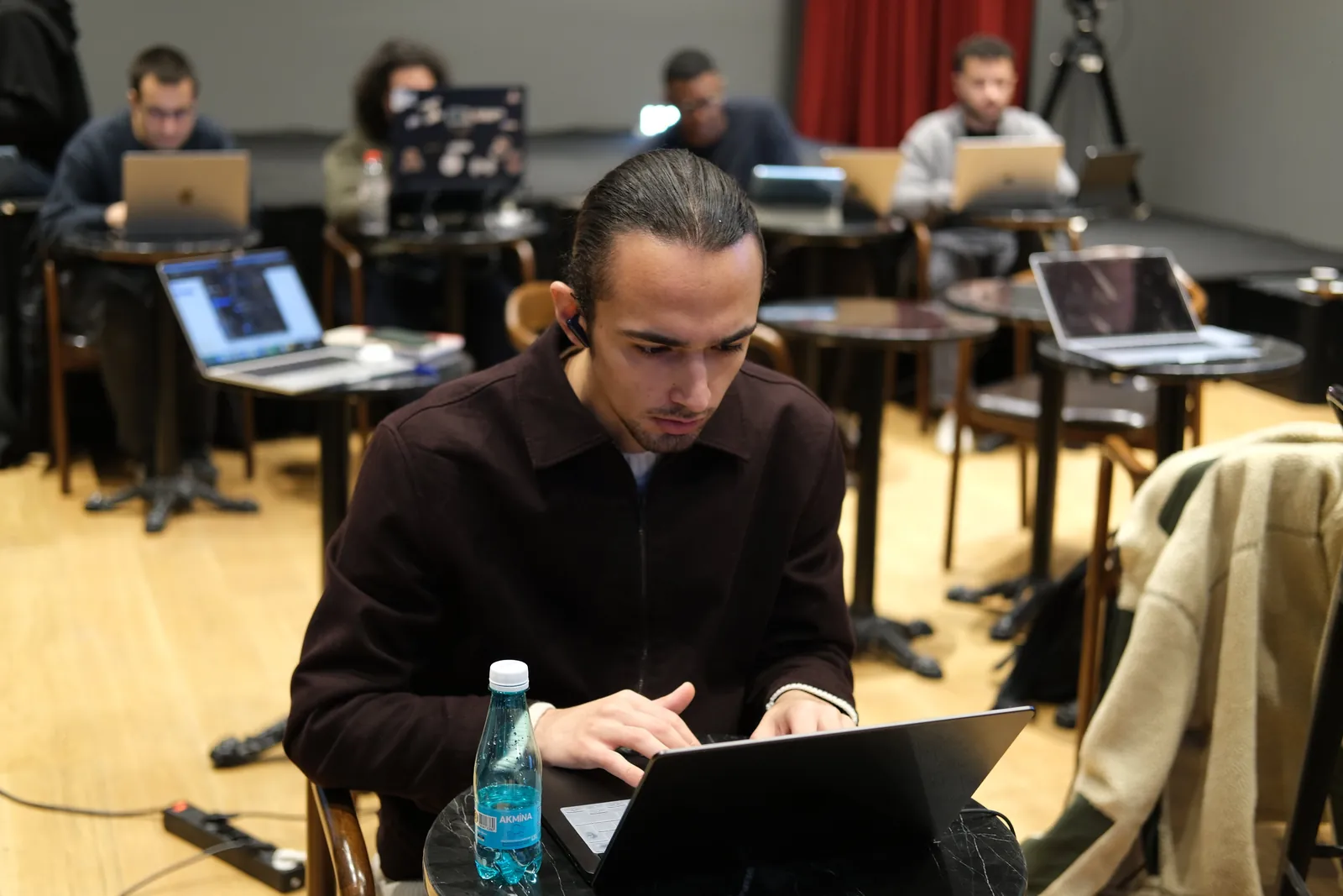 Kaan Demir bir hackathonda dizüstü bilgisayarında kod yazarken